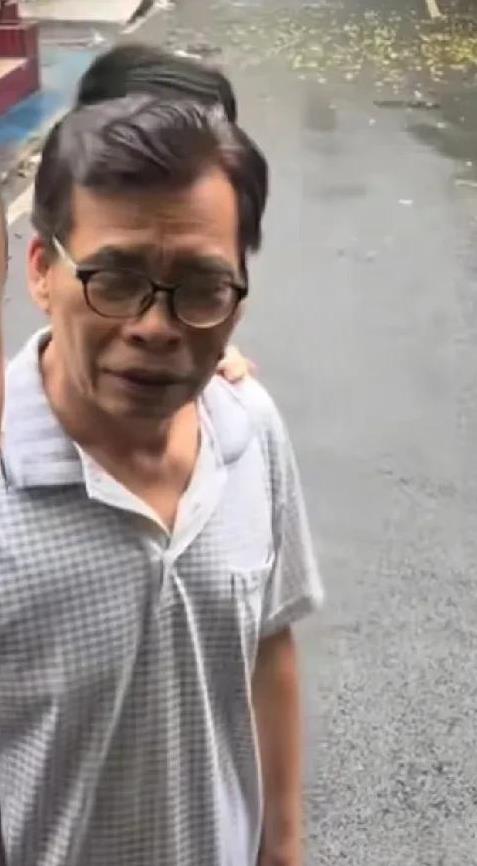 看，装病，装着大肚子的丁丁老师被送去了殡仪馆。也看到了她的老父亲，以及没有母亲