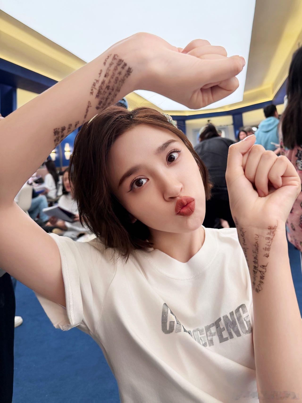 唐艺昕说不能在幼儿园待着了唐艺昕二公全糖变硬糖唐艺昕二公直接开启酷飒新模式，练