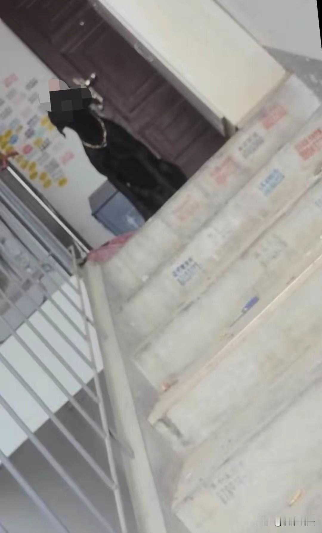 “遭小人了！”湖北武汉，女子想卖掉母亲的老房子，谁料，看房人一来，邻居就说坏话：