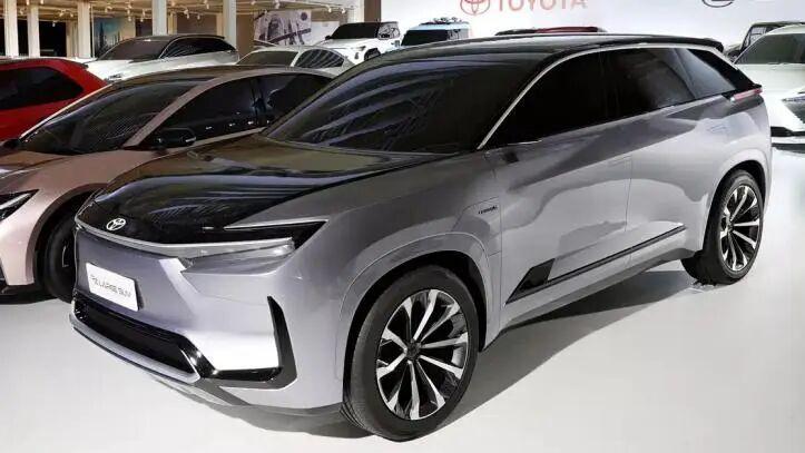 丰田bZ Large量产版曝光：或成电动汉兰达？