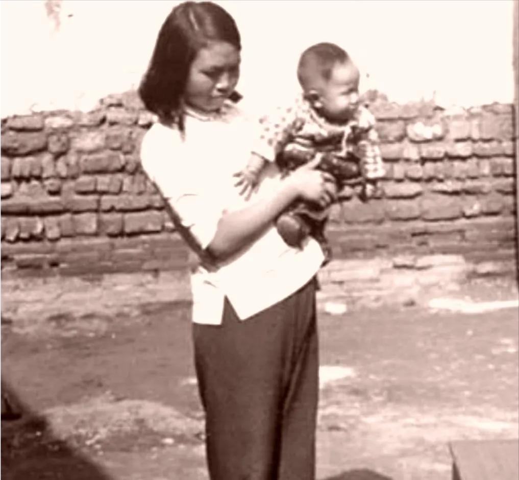 1942年春，一位女情报员抱着两岁的儿子去送信，半路却被特务抓住。突然，