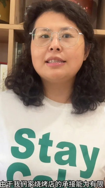 东哈烧烤的老板娘出来回应了！京东：什么？我三百万的广告牌子，隔壁人家1.5万