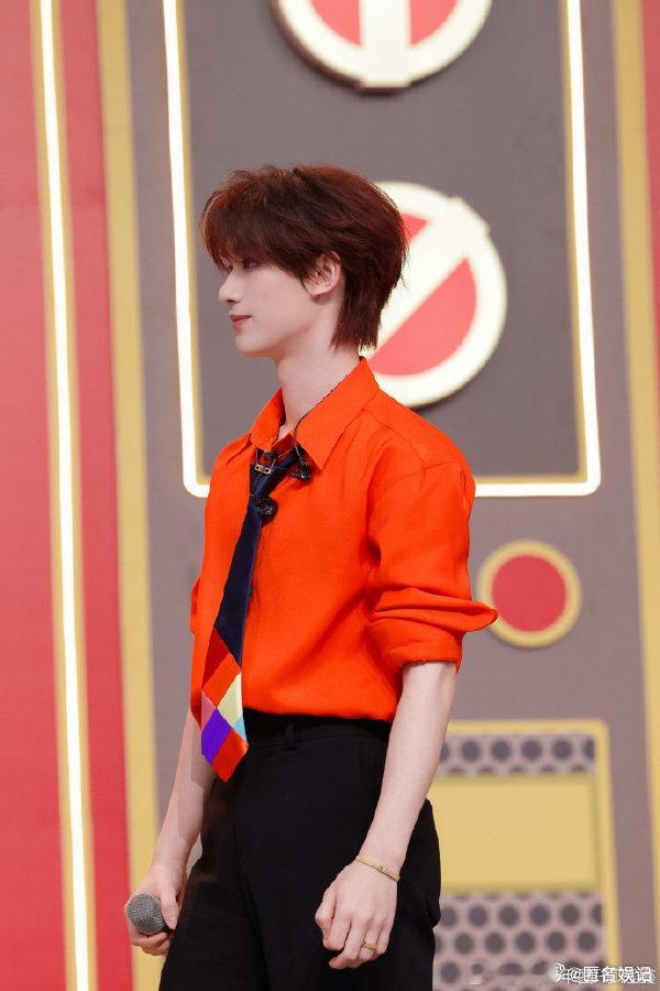 丁程鑫好六街提前过年你好星期六躲猫猫环节丁程鑫一眼发现黄子的伪装，气锤伺候的样子