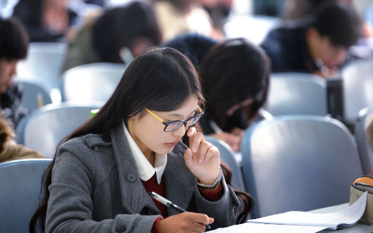 他追我十年求我当他妻子, 却在婚礼当天和别的女人跑了