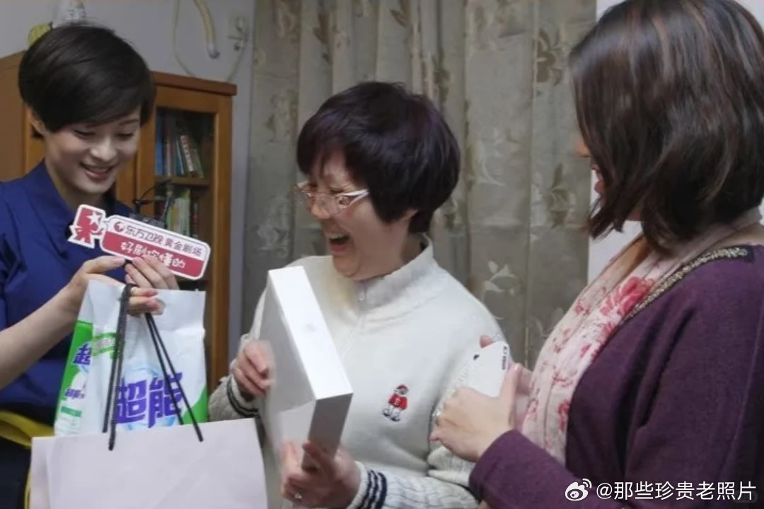 2012年4月5日，上海，孙俪走访三户正在观看《甄嬛传》的家庭