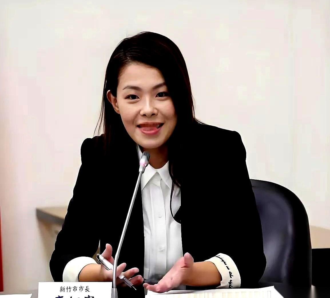 柯文哲把活动办到了高虹安的地盘上。人到了新竹，场子搭好了，结果主人家连面都没露