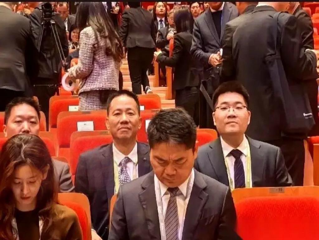 你真以为,到了刘强东那个级别,身边会缺姿色?也别把奶茶妹妹想得太简单,当年能进