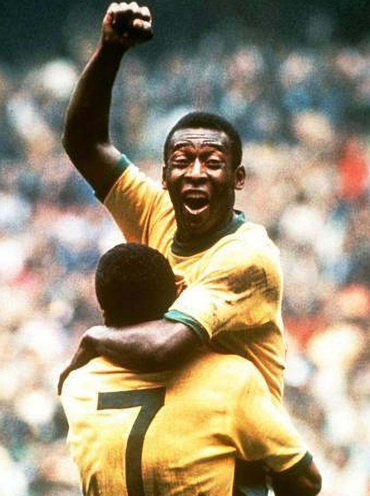 这几天有很多人跟我说马拉多纳有多那么厉害，多么神奇，多么霸气，梅西根本无法跟马拉