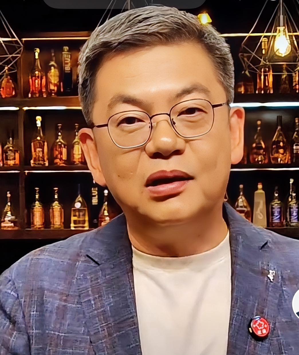 苏群：湖人阵容有严重的缺陷，夏天可以去追求字母哥。湖人惨遭森林狼淘汰，赛后著名