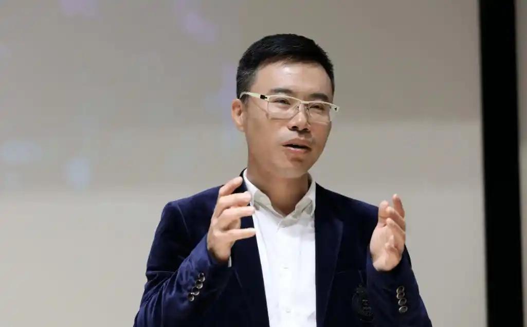 刚看了快播创始人王欣在审判时期，提出的两条自我辩护，我只能说这哥们真是个“鬼才”