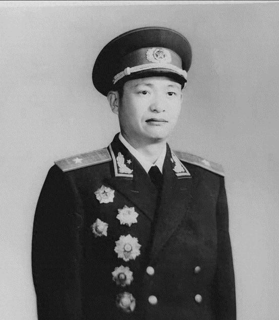师长留兵团参谋长吃饭被说：仗没打，吃什么饭，副师长：爱吃不吃“1951年2月1