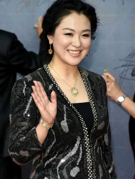 2008年《潜伏》开拍,沈傲君和孙红雷拍完吻戏后,她悄悄地对导演说:我给