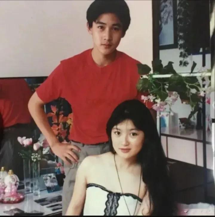 一张古早老照片。照片里的男生是陆毅，这位女生是谁呀？看样子两人年纪都不大，大约