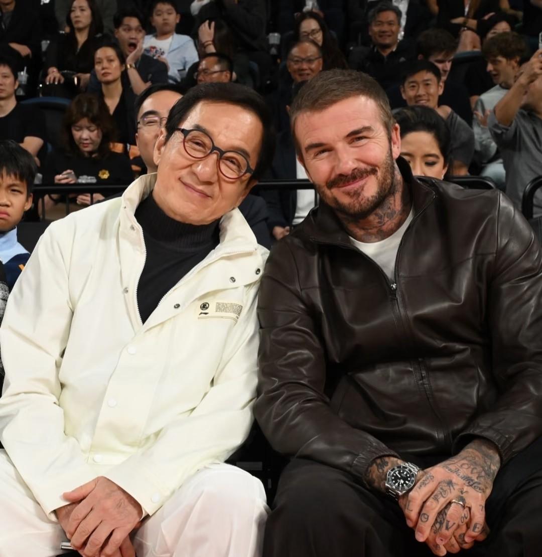 成龙大哥现身NBA中国赛澳门站，一身白色休闲装，真看不出已经71岁了！这次澳门