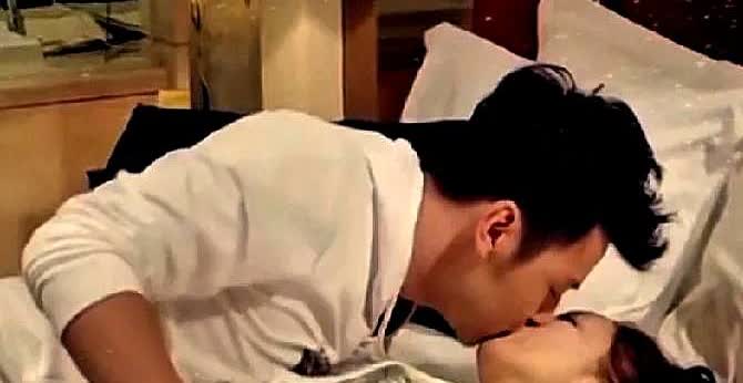 雷佳音与佟丽娅合作拍吻戏，俩人的甜蜜互动很自然，没有一点演戏的痕迹。这是