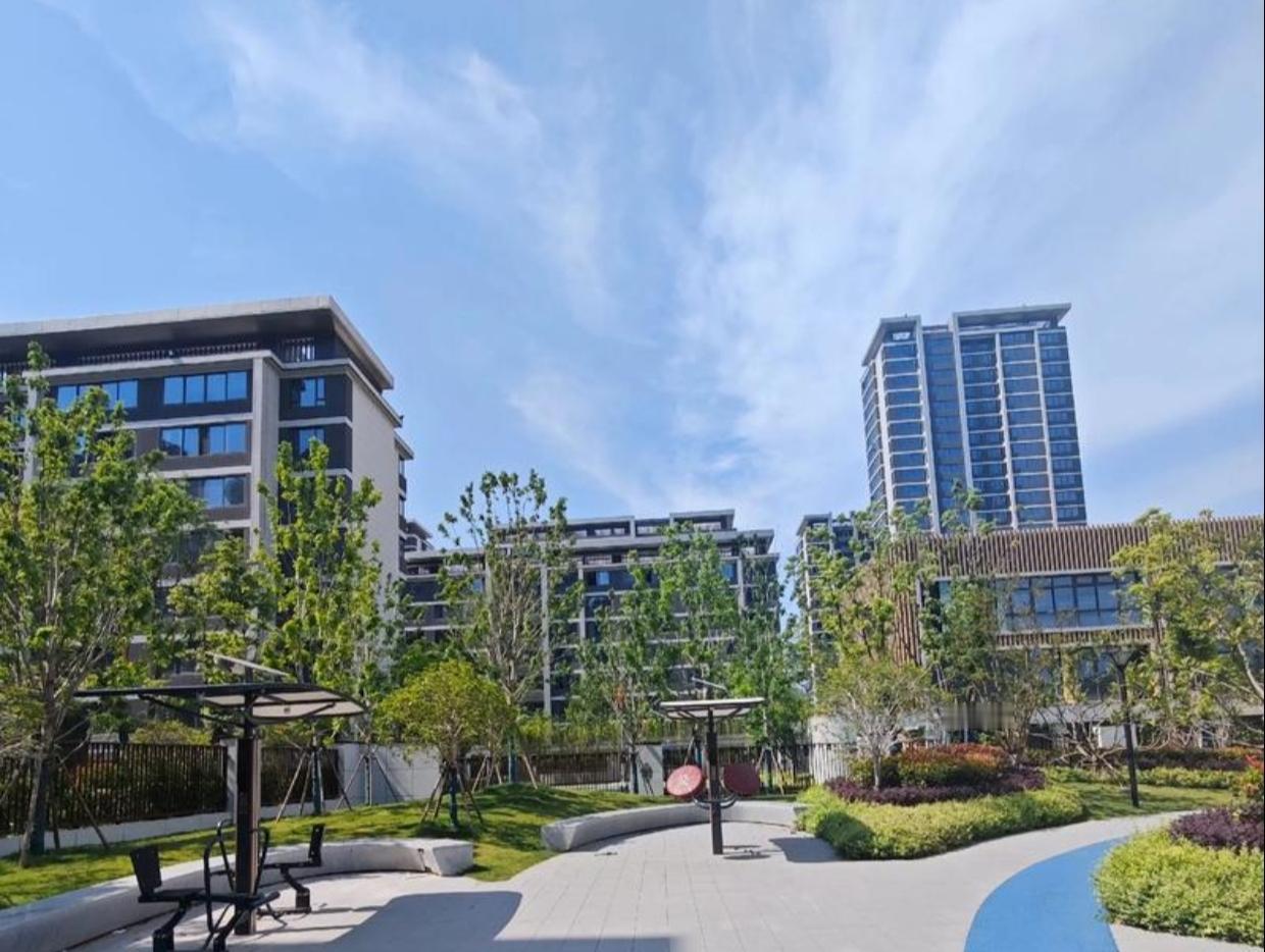 朋友看中一套房子，价格谈到168万。中介说价格已经到底儿，催朋友交2万定金。朋友