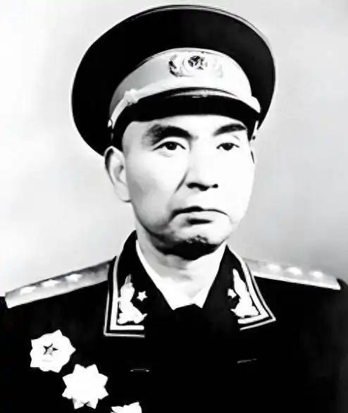 1950年初，贵州军区司令员杨勇外出时，遭到土匪袭击，不久后军长尹先炳带着近百辆