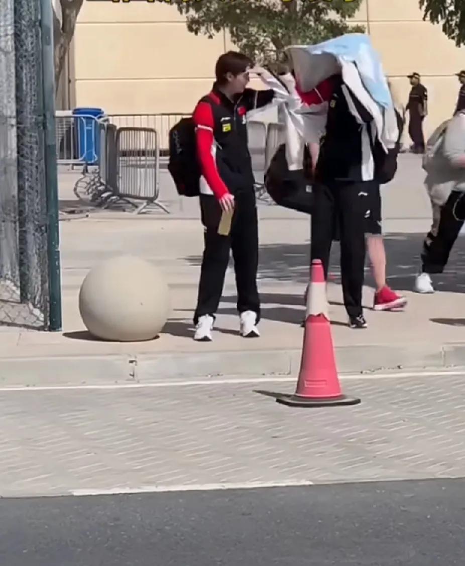 被陈熠和王曼昱的互动可爱到了大太阳下等大巴车，陈熠和王曼昱这对好姐妹的互动