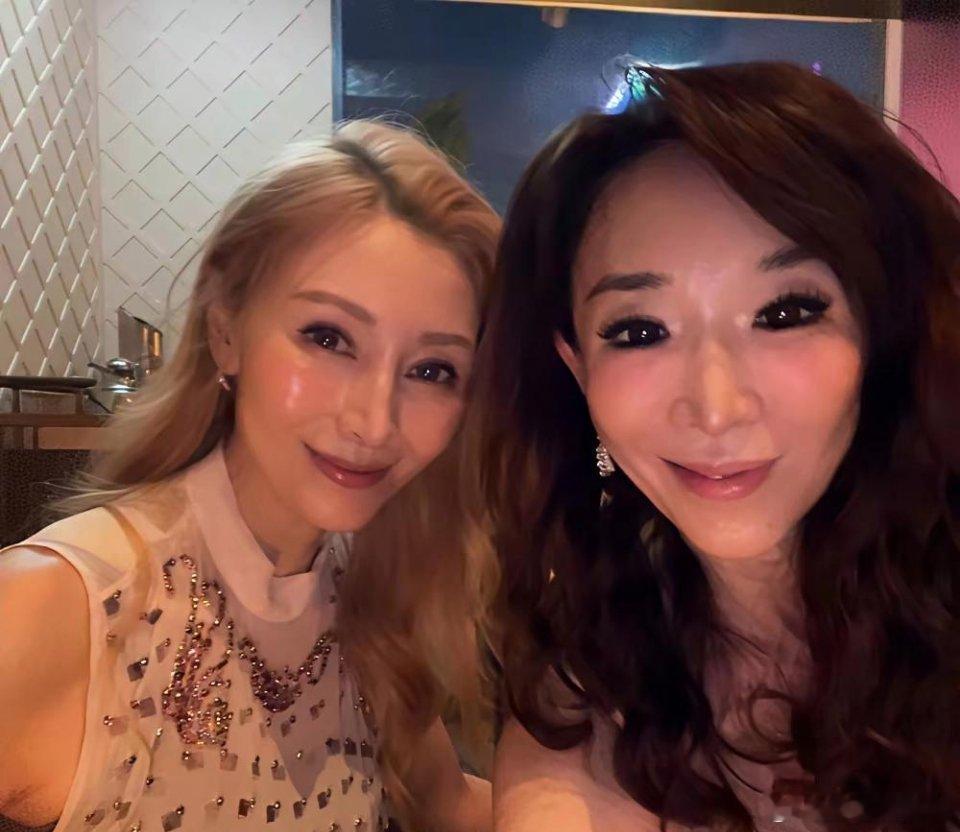 都56岁了李嘉欣，这下总算让人琢磨明白，她脸蛋为啥一点都不往下垮