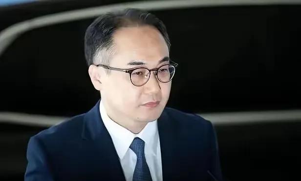 韩国检察总长沈雨廷宣布辞职，总比被赶下台要体面得多！死要面子活受罪的背后，人贵有