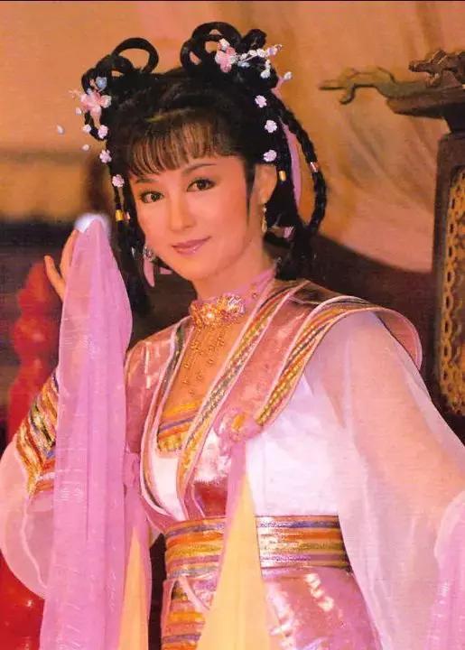 唐明皇李隆基和武则天是什么关系?唐明皇李隆基和武则天是亲祖孙关系。武则天是唐高