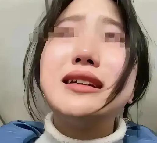 光棍收养女孩18年，邻居感觉关系不正常报警，一推门所有人惊呆。村里的老陈打了一辈