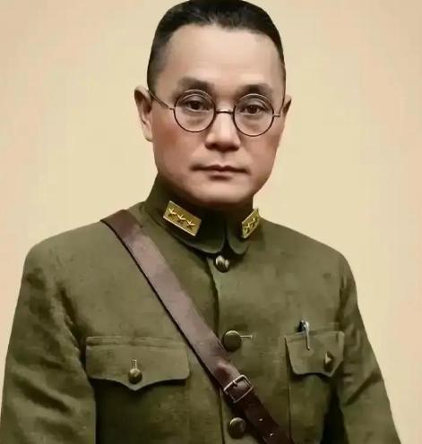 1949年深夜，上将潘文华推开房门，死死盯着正在调试发报机的七姨太。潘文华没有掏