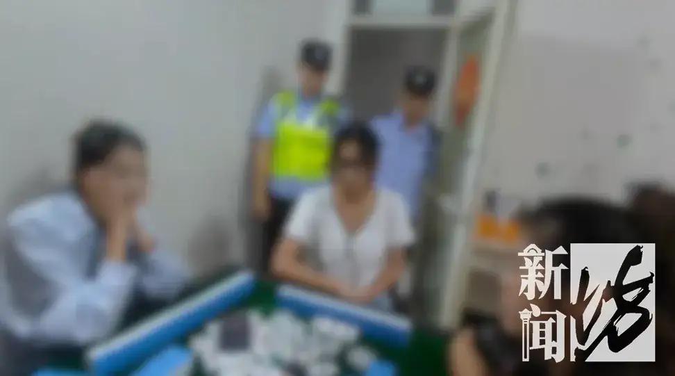 “神操作！”上海，一女子跟3个闺蜜打牌，说好谁输了谁请客吃饭，女子输的最多，输的