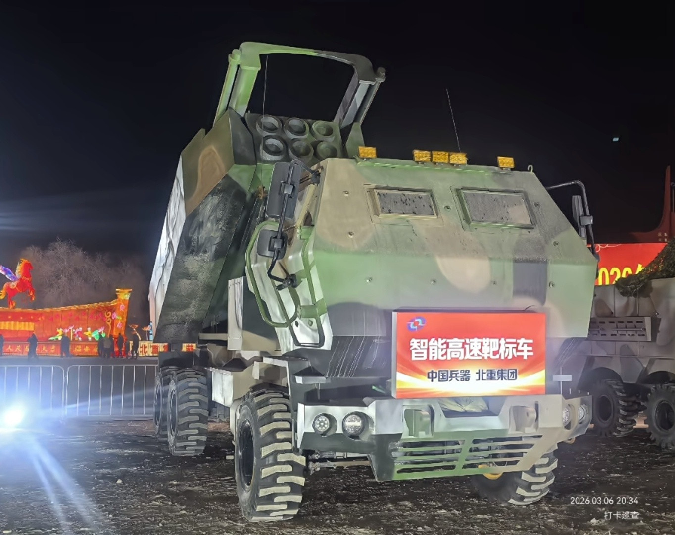 刚刚在XHS上刷到的，北重集团今年元宵灯会上展出的智能高速靶标车（对岸的海玛斯和