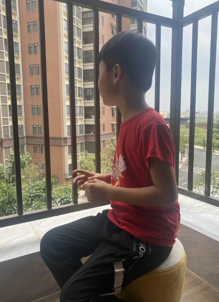 我的儿子三岁半确诊为自闭症，医生和机构老师都说自闭症孩子干预黄金期是在六岁之前。