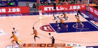 上海久事大将李添荣真是好样的！在今天上海久事主场迎战浙江浙商证券的总决赛G1中，