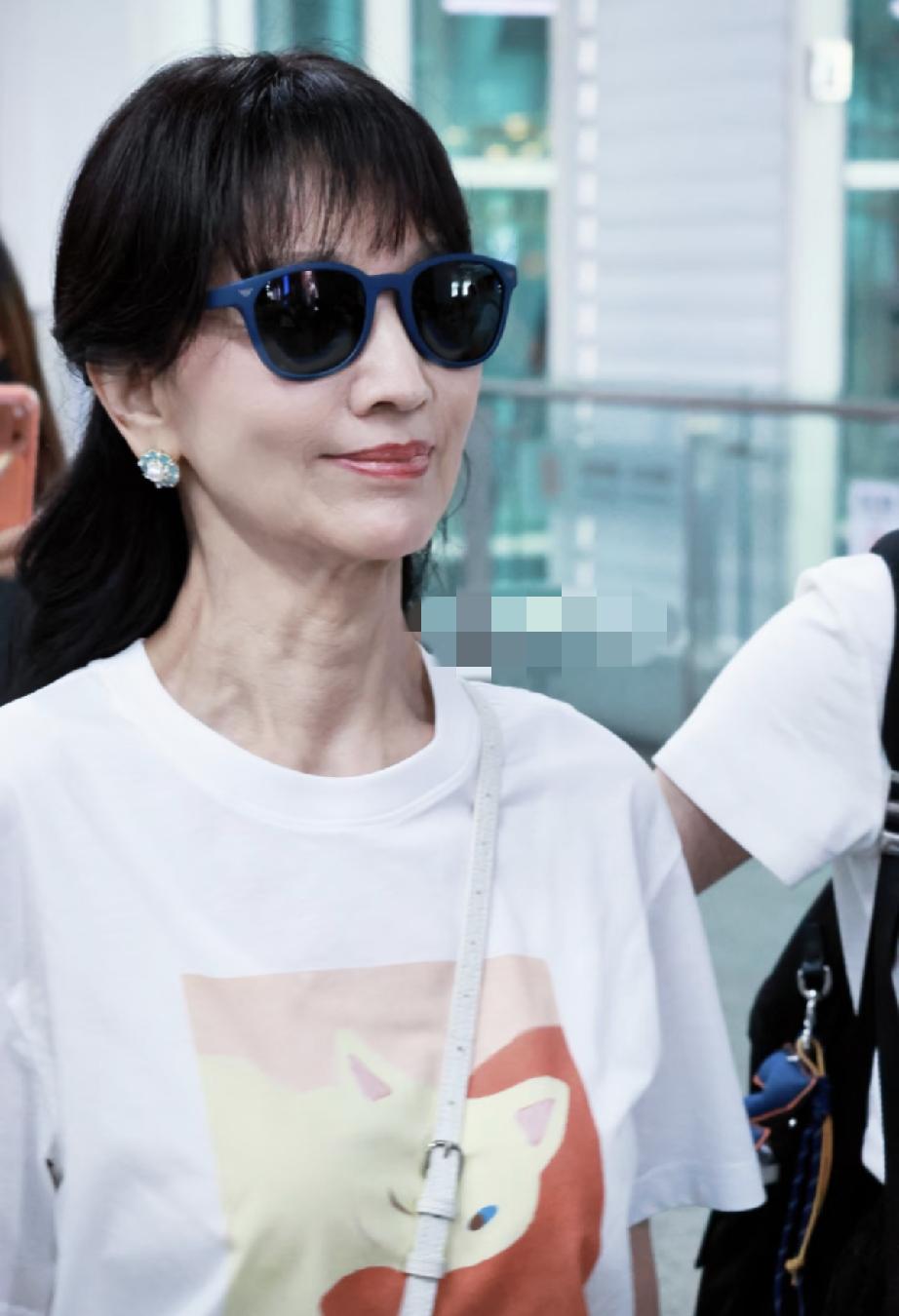 8月3日，赵雅芝现身深圳机场，准备回家了，无修图下她褶子越来越多了，感觉她好累，