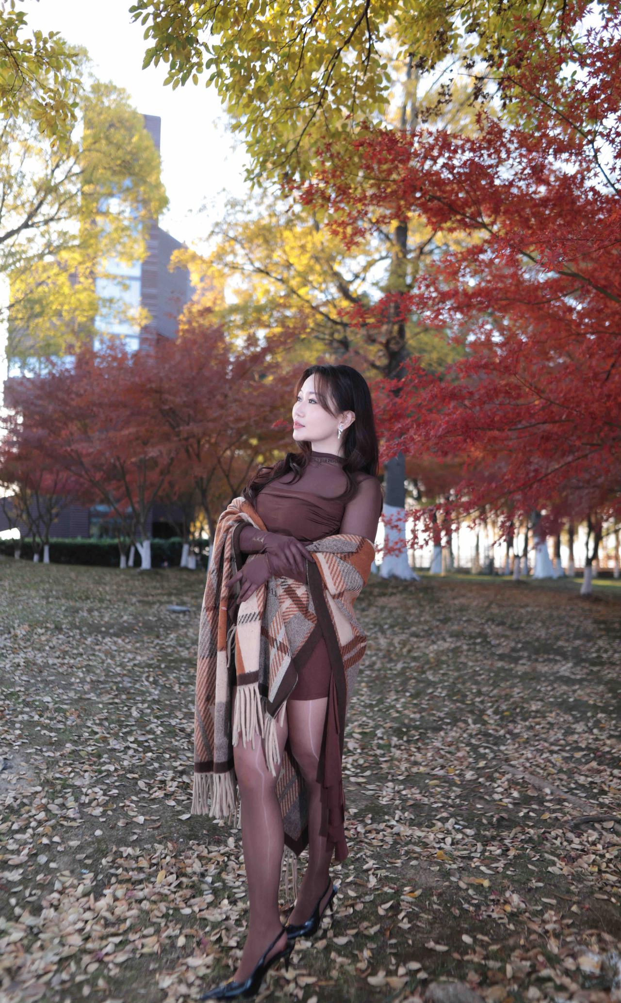 咖色配上红枫又是温柔的初冬啊浅咖色穿搭玫红色枫叶复古咖色穿搭