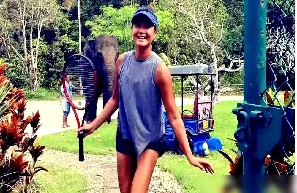 54岁的瞿颖彻底疯了。昔日的国模之光，现在顶着一身黑亮的古铜色皮肤，骑着破旧的二