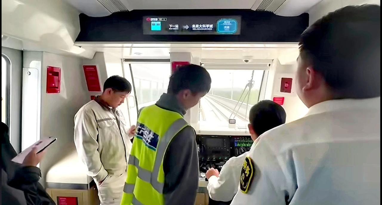 合肥地铁S1市域机场线列车内部实拍合肥地铁S1线正在全线热滑调试中，车内显示屏