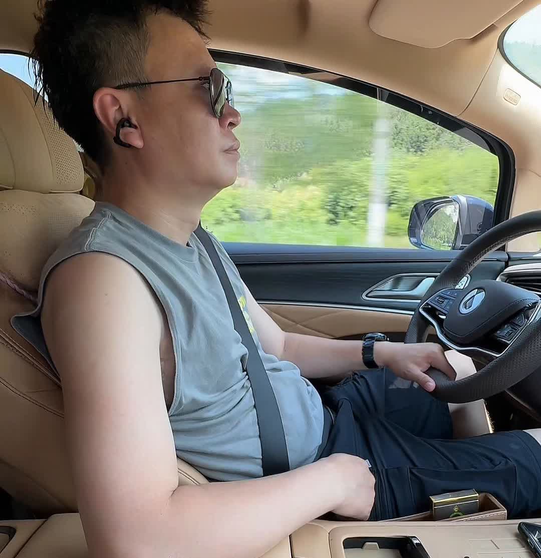 腾势d9中控扶手箱这个位置安一个保护盖有没有用？这两天上南方，一上车大川那汗拿来