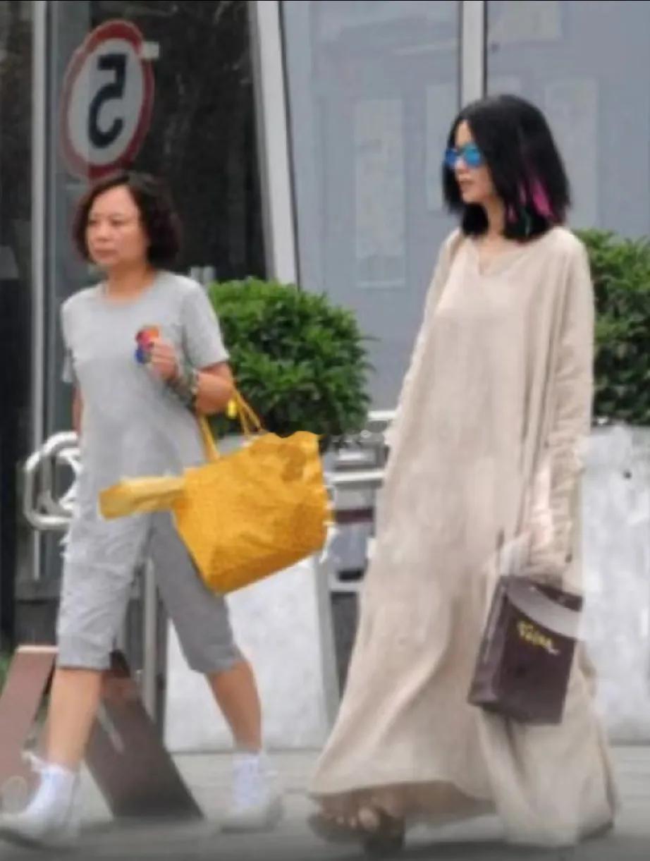 王菲这套造型氛围感太绝！一身米白色宽松亚麻长袍，没有多余花哨设计，衣摆走路随风摇