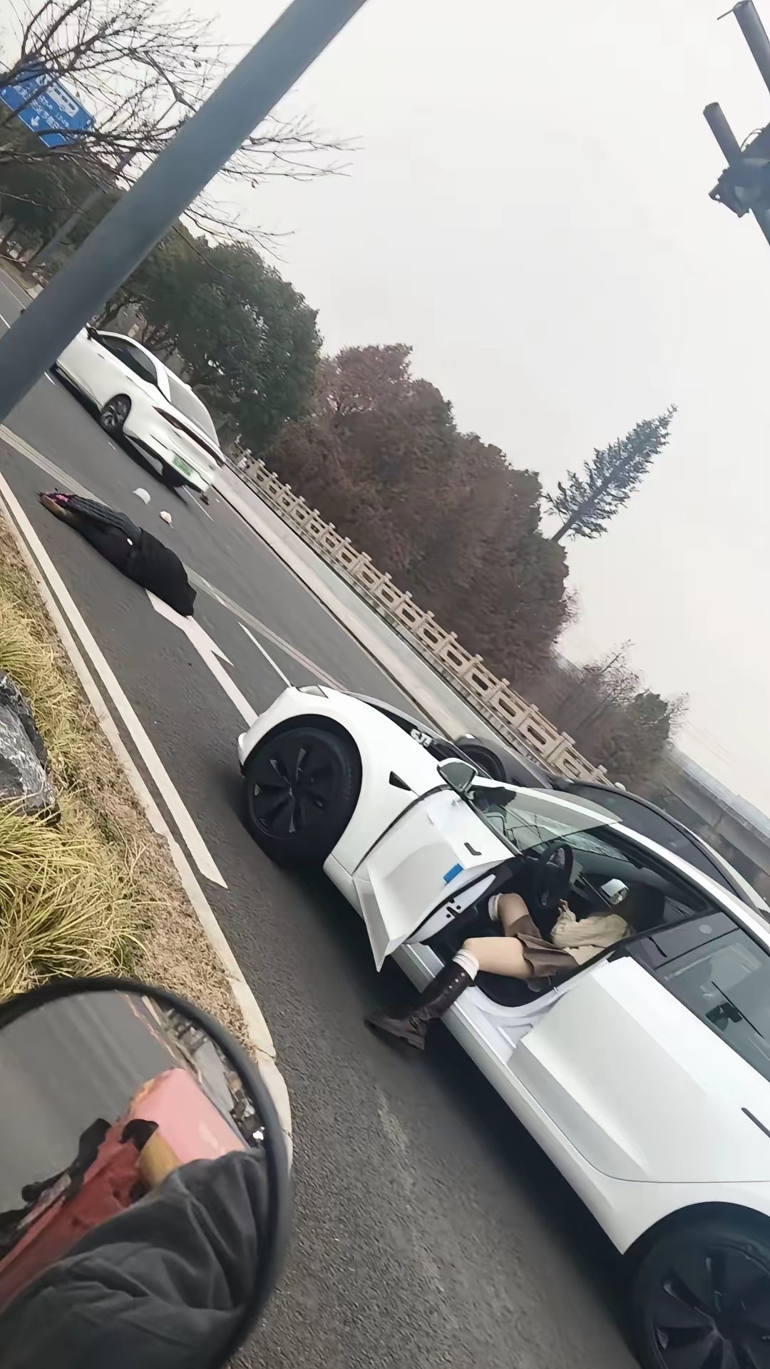 买车的意义在何处？今天见一个姑娘开车撞了老人，老人的电动车被撞飞十米多远，人怕是