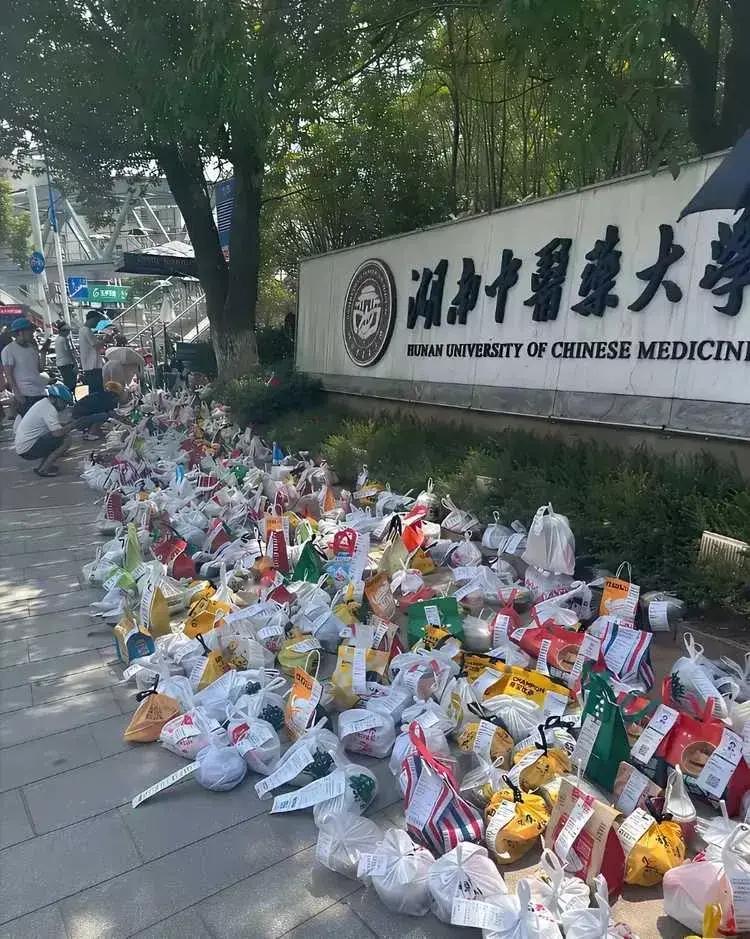 大学生们都是靠吃外卖来活的吗[捂脸哭]这能分得清谁是谁的，哈哈