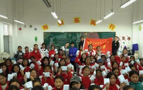 “正常的生理需求，没什么好羞耻的！”一位支教的女大学生在偏远山区发现，班上女生总