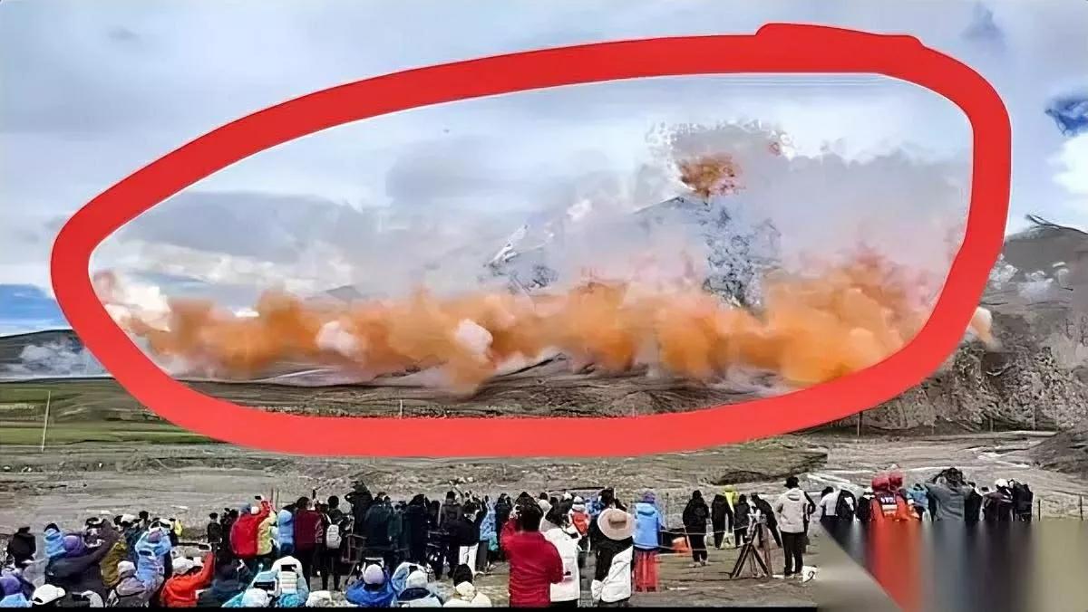 始祖鸟炸山？村民懵了！原来只是放烟花，却像打仗——浓烟呛鼻、火星乱飘，牛