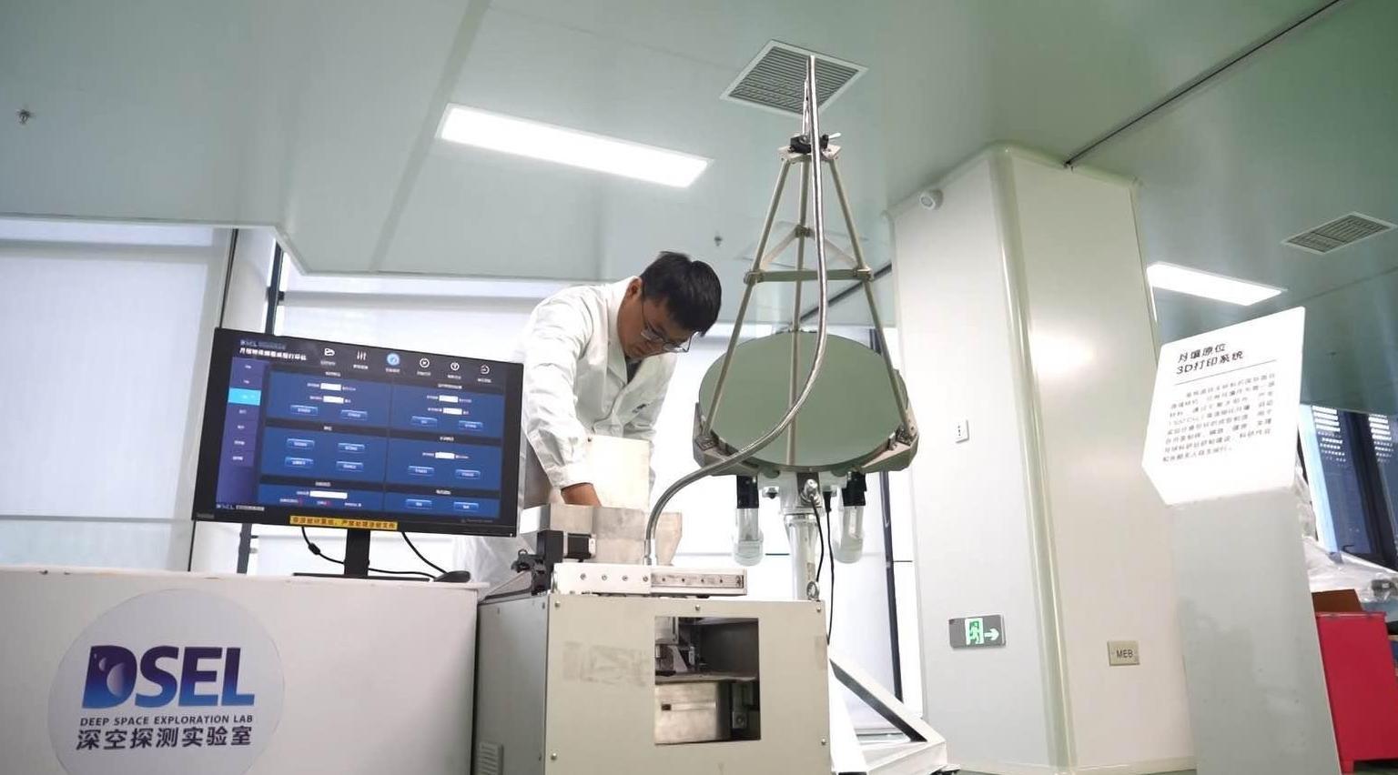 【我国首台月壤打砖机研制成功】近日，我国首台月壤打砖机在深空探测实验室研制成功，