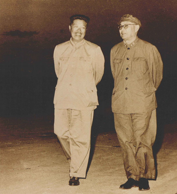 十大元帅中，这两位应该是最帅的吧。他们两位都曾经主持过军委的日常工作。当贺龙元