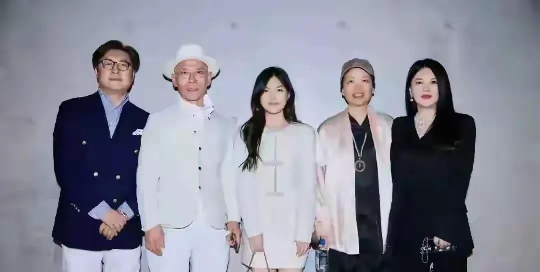 王诗龄回国后，跟着李湘又开启了征战宴会模式！在英国是拜访英国皇室，参加英国名媛宴