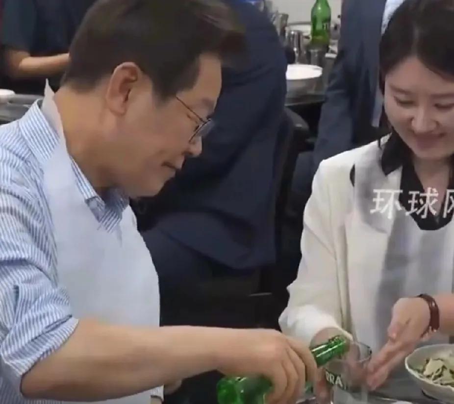 韩国总统李在明又下馆子了，他选择了首尔一家烤肉馆，和店内食客大口吃肉大口饮酒，场