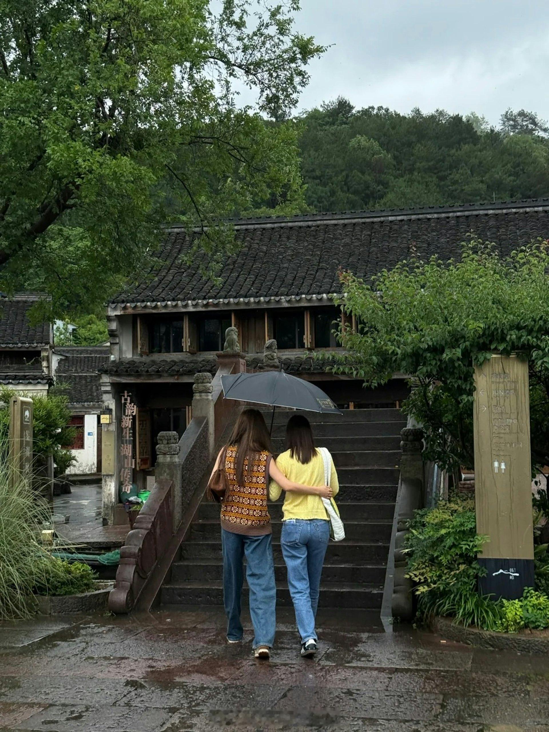 “百亿新抱”现身求子圣地普陀山　近日穿衣反常令人疑惑|香港0131岁艺人吴千