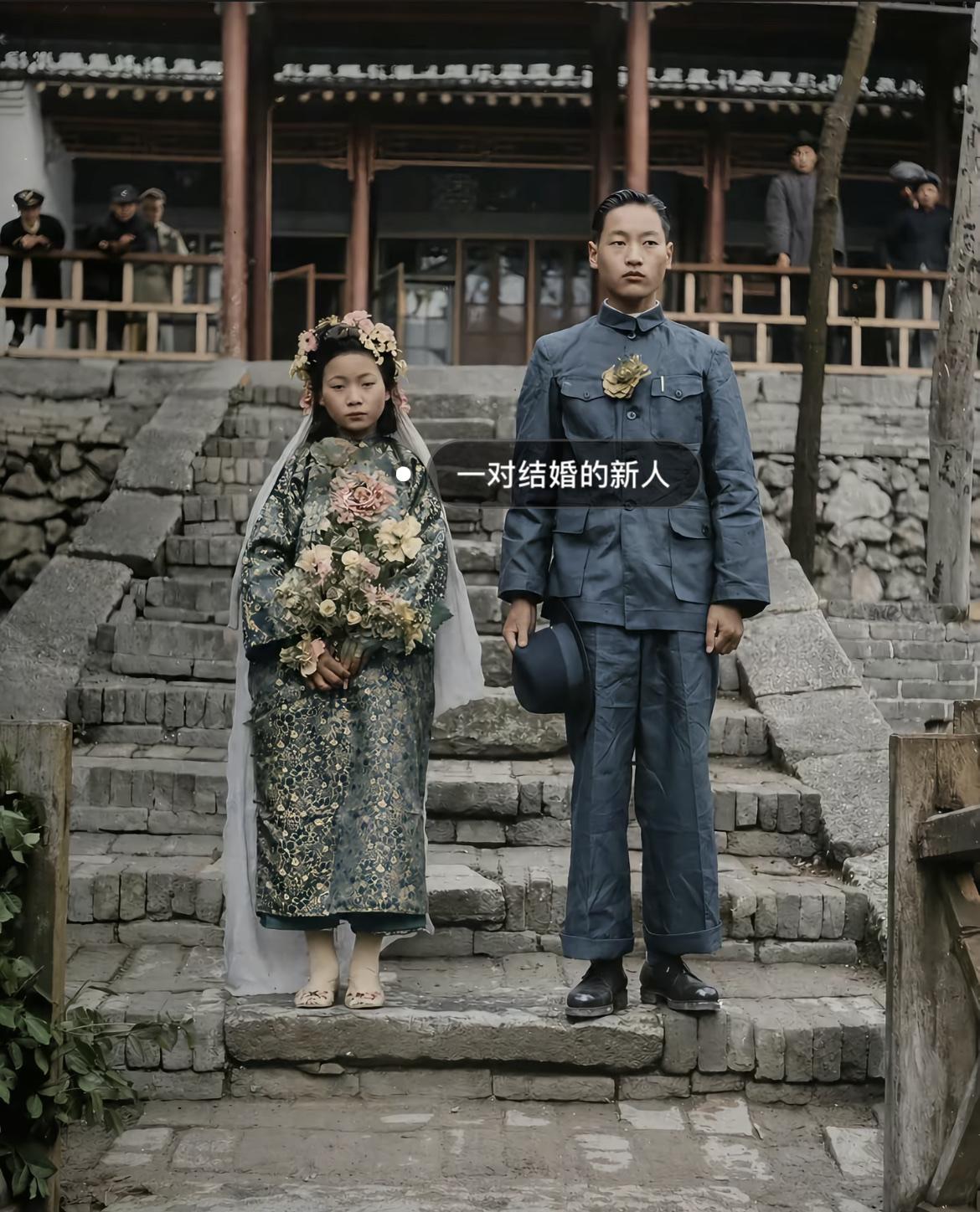 老照片：民国时期一对结婚的新人。拍摄于陕西临潼县。具体拍摄时间为1947年5月。