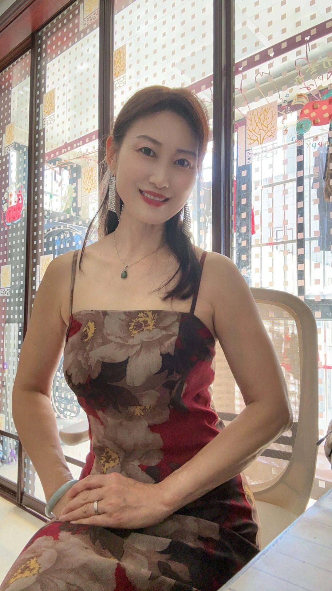 风韵犹存，大家看美女姐姐多少岁了，这个年纪能保养这个状态已经很棒了。