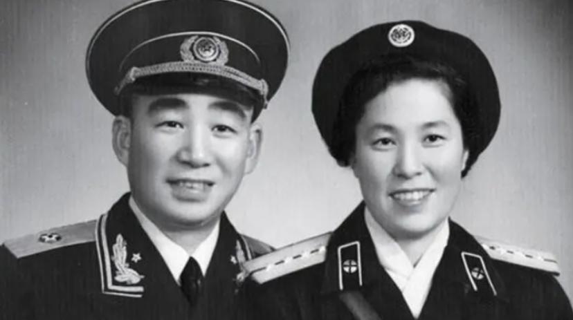 1955年，已经功成名就的开国少将易耀彩带着妻子范景阳回到家乡，发现原配妻子张凤