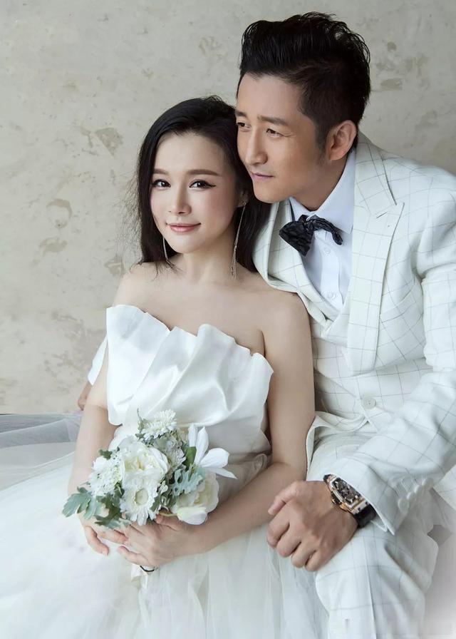 冉莹颖收入是邹市明5倍热点观点﻿从身家2亿到妻子收入5倍：邹市明一句“吃软饭很